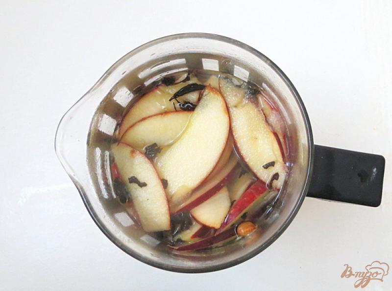 Фото приготовление рецепта: Чай с имбирём, яблоком, лимоном шаг №5