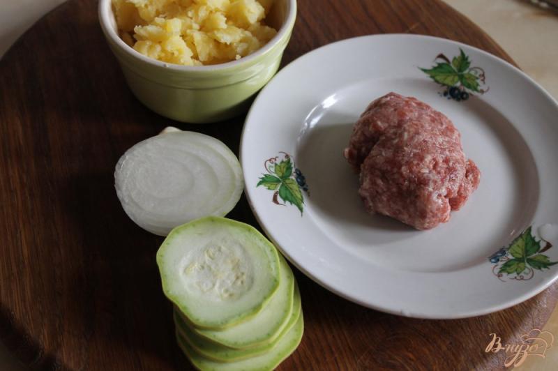 Фото приготовление рецепта: Картофельные зразы с мясом и кабачком шаг №1