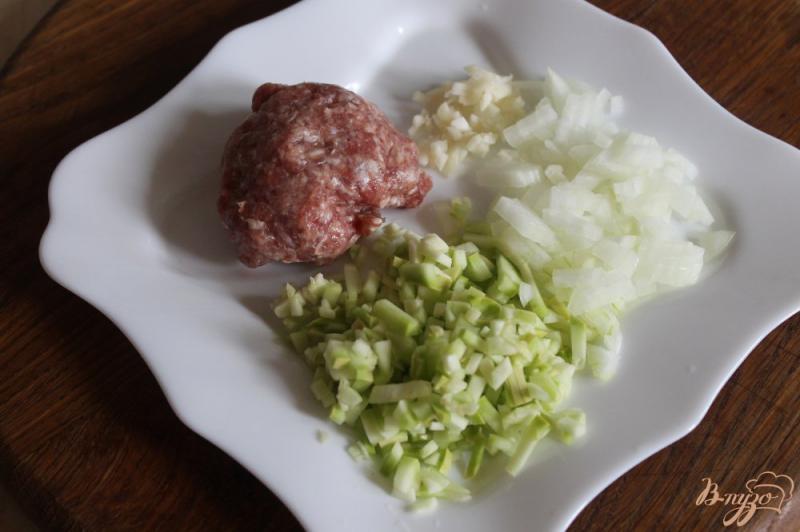 Фото приготовление рецепта: Картофельные зразы с мясом и кабачком шаг №2