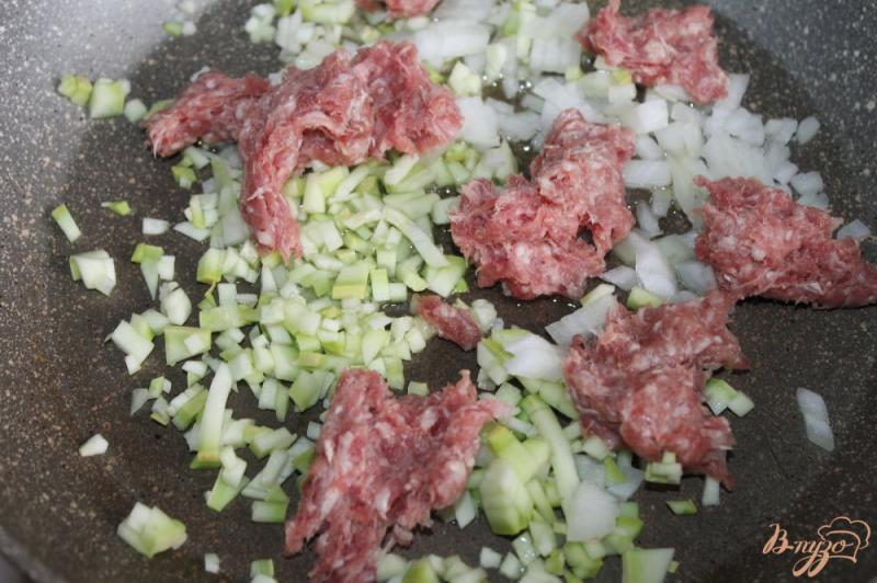 Фото приготовление рецепта: Картофельные зразы с мясом и кабачком шаг №3