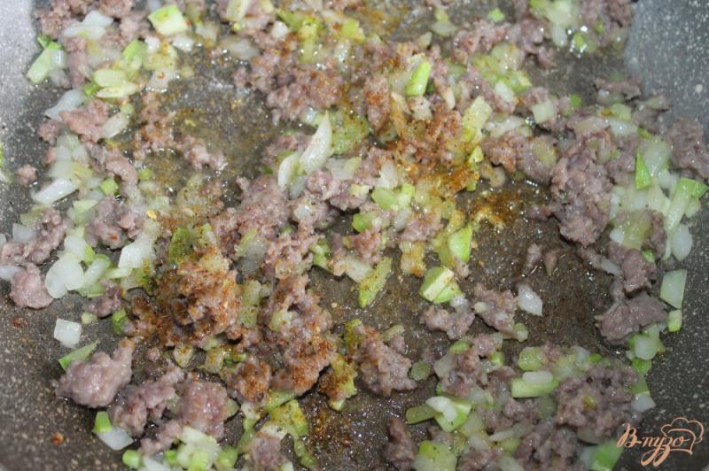 Фото приготовление рецепта: Картофельные зразы с мясом и кабачком шаг №4