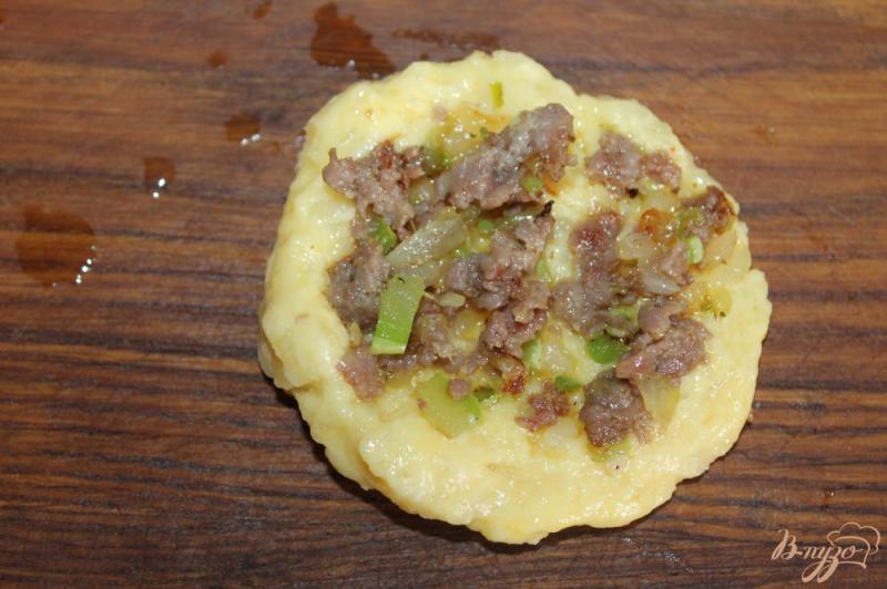 Фото приготовление рецепта: Картофельные зразы с мясом и кабачком шаг №6