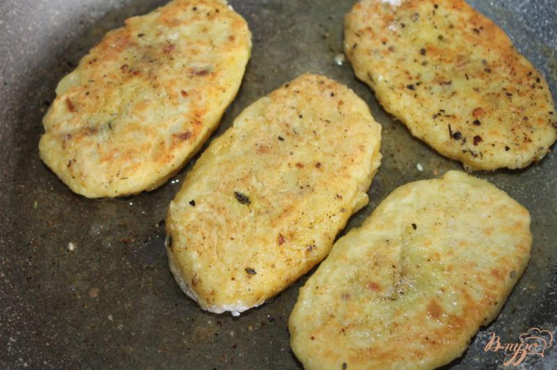 Фото приготовление рецепта: Картофельные зразы с мясом и кабачком шаг №8