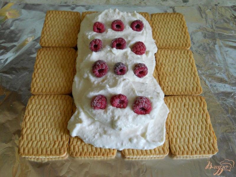 Фото приготовление рецепта: Торт из печенья и творога с малиной (без выпечки) шаг №5
