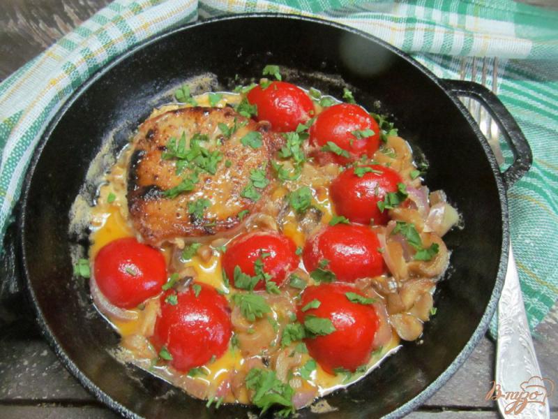 Фото приготовление рецепта: Свиной стейк с томатным гарниром шаг №6