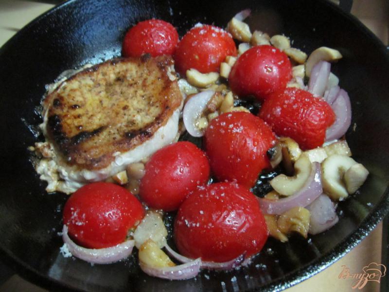 Фото приготовление рецепта: Свиной стейк с томатным гарниром шаг №4