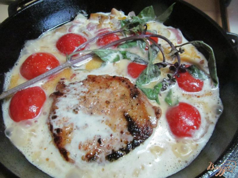 Фото приготовление рецепта: Свиной стейк с томатным гарниром шаг №5