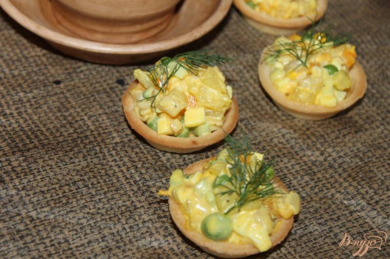 Фото приготовление рецепта: Песочные тарталетки с салатом на праздник шаг №7