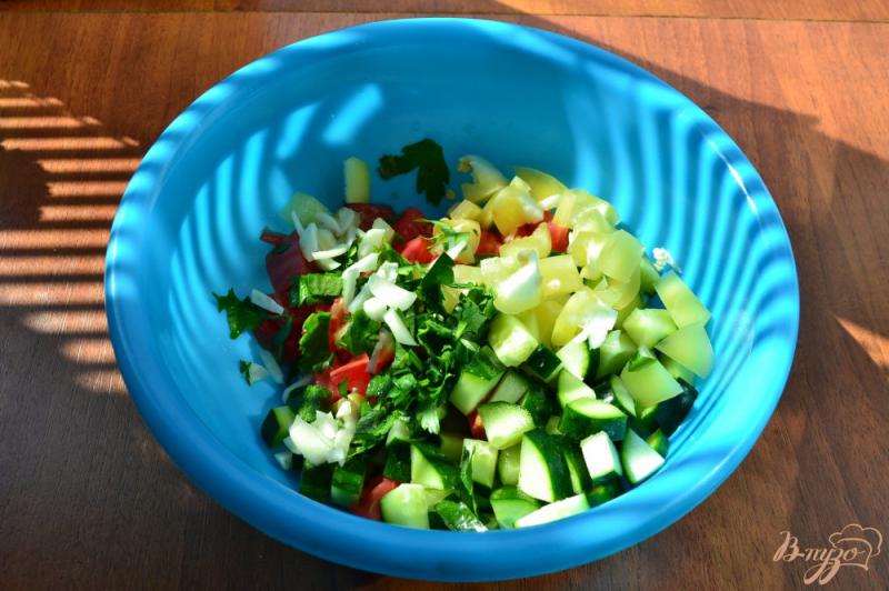 Фото приготовление рецепта: Салат из огурцов и помидоров с сыром шаг №2