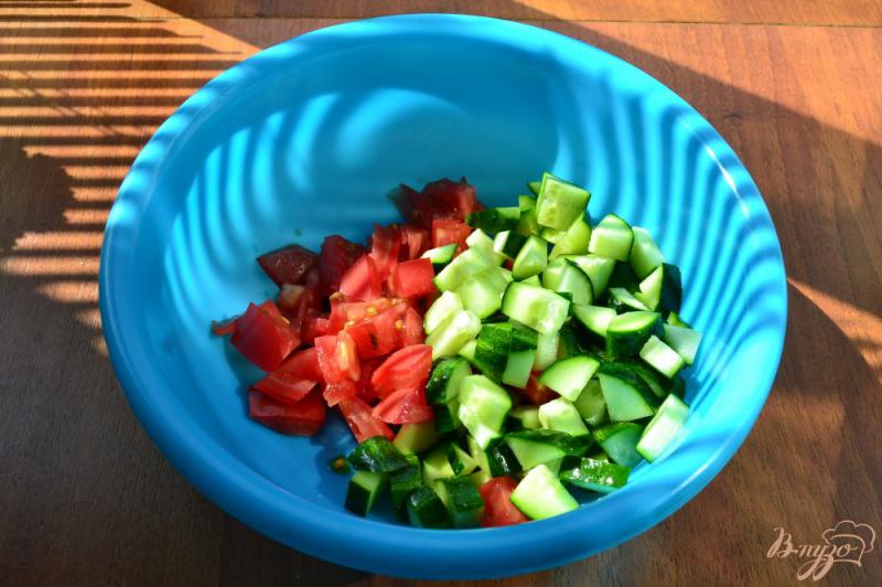 Фото приготовление рецепта: Салат из огурцов и помидоров с сыром шаг №1