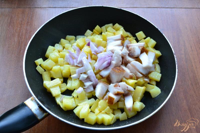 Фото приготовление рецепта: Яичница с жареным картофелем и салом шаг №3