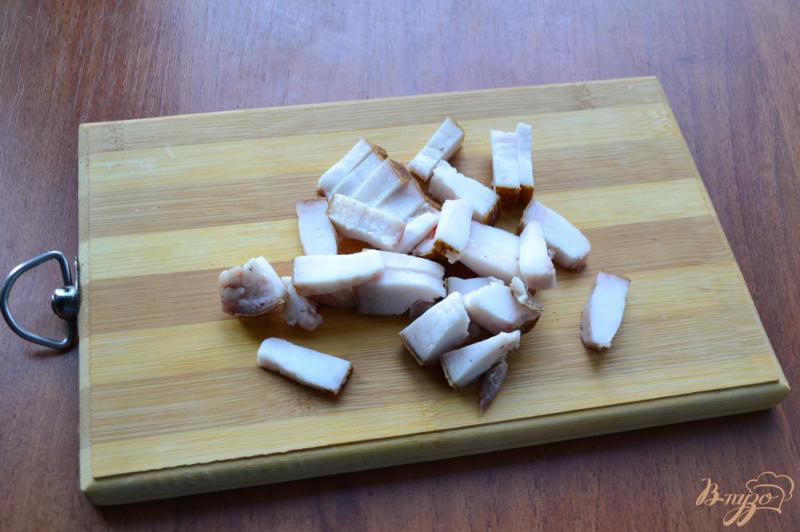 Фото приготовление рецепта: Яичница с жареным картофелем и салом шаг №2