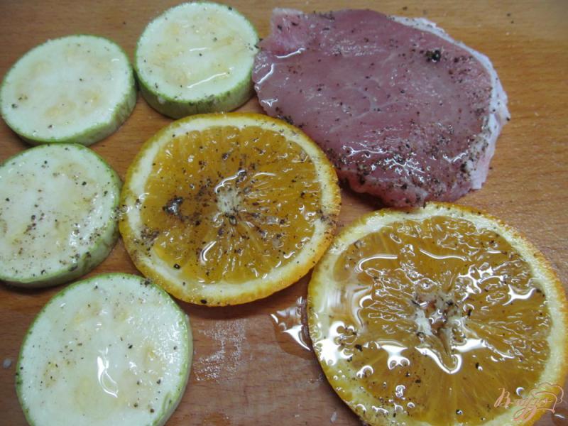 Фото приготовление рецепта: Свиной стейк с апельсином и кабачком шаг №1