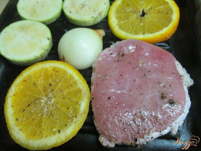 Фото приготовление рецепта: Свиной стейк с апельсином и кабачком шаг №2