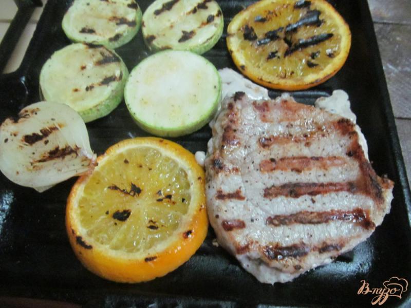 Фото приготовление рецепта: Свиной стейк с апельсином и кабачком шаг №3