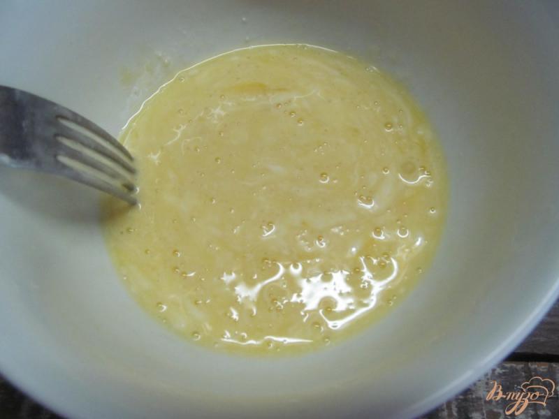Фото приготовление рецепта: Яичница болтунья с горошком с соусом из оливок шаг №2