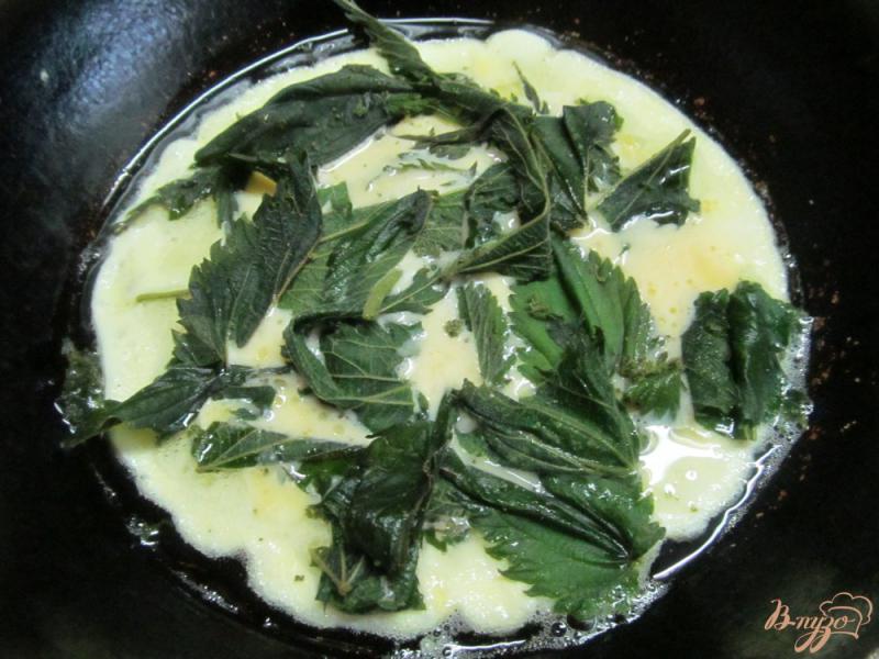 Фото приготовление рецепта: Яичница болтунья с горошком с соусом из оливок шаг №3