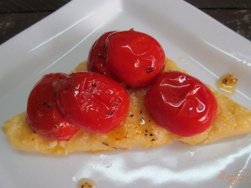Фото приготовление рецепта: Жареная полента с печеными помидорами под сырным соусом шаг №8
