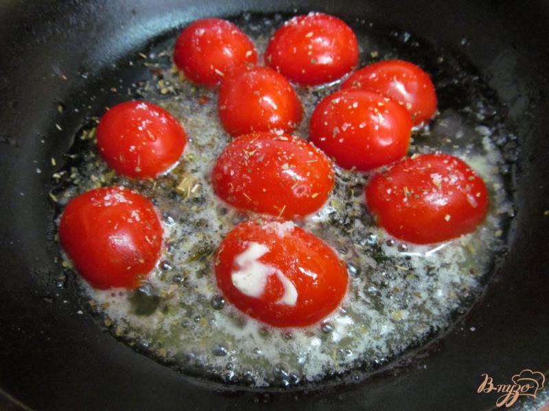 Фото приготовление рецепта: Жареная полента с печеными помидорами под сырным соусом шаг №6