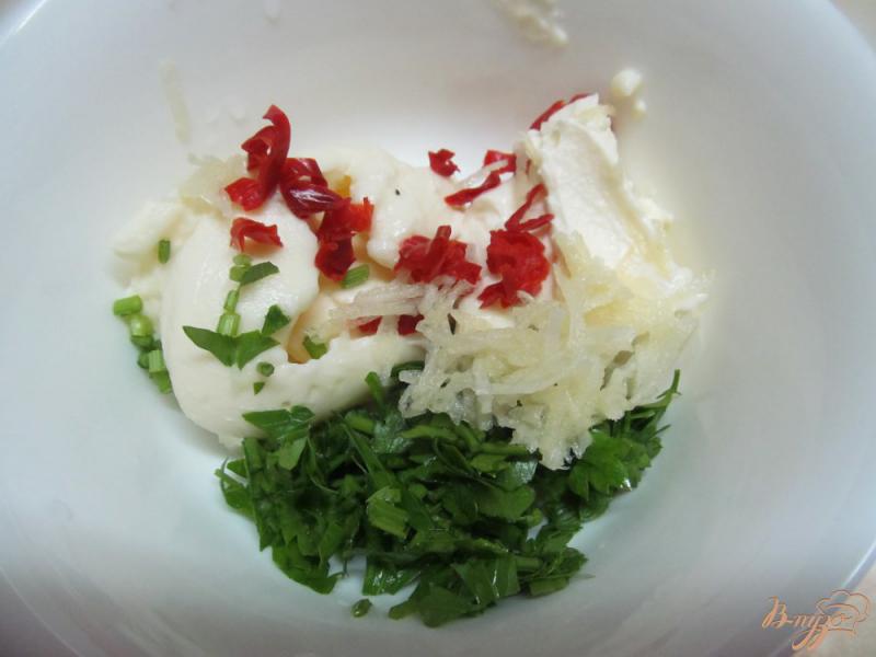 Фото приготовление рецепта: Жареная полента с печеными помидорами под сырным соусом шаг №7