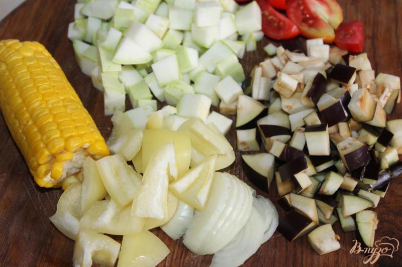 Фото приготовление рецепта: Овощное соте с кукурузой и баклажаном шаг №1