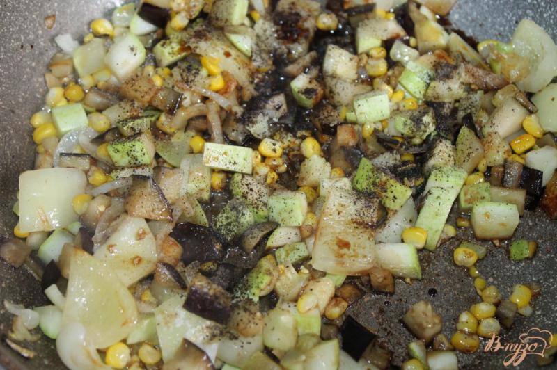 Фото приготовление рецепта: Овощное соте с кукурузой и баклажаном шаг №4