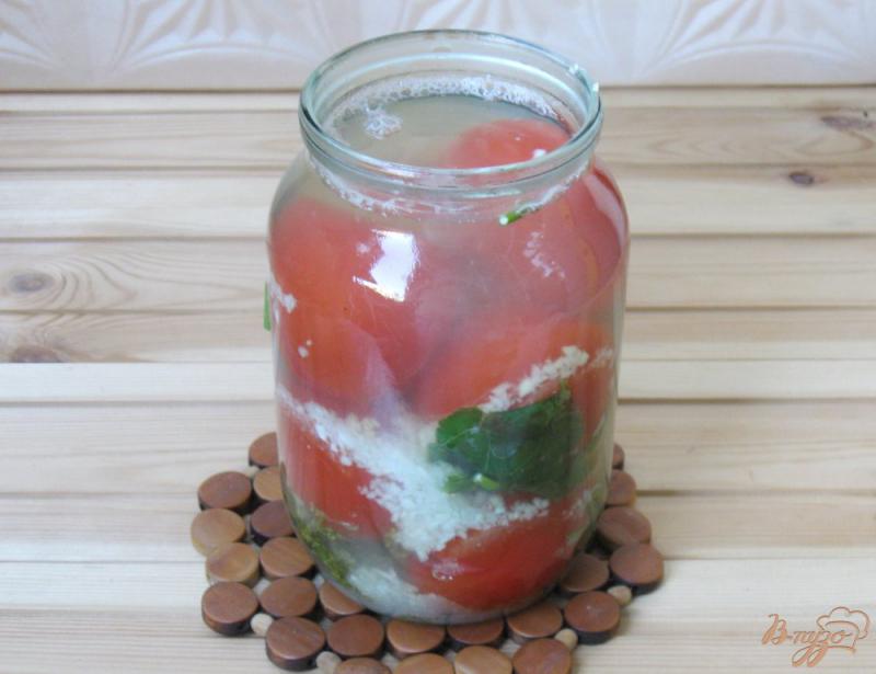 Фото приготовление рецепта: Маринованные помидоры «под снегом» шаг №4