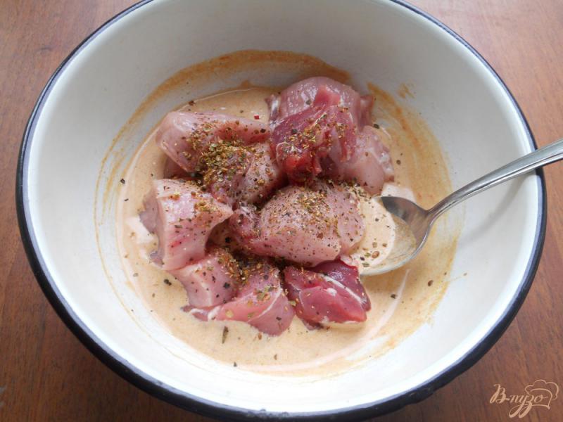 Фото приготовление рецепта: Свинина в сметанно-томатном соусе на пару шаг №2