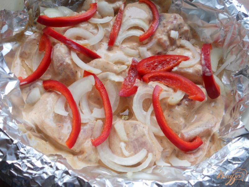 Фото приготовление рецепта: Свинина в сметанно-томатном соусе на пару шаг №4