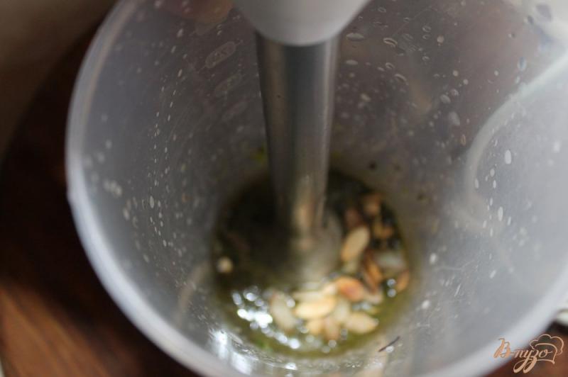 Фото приготовление рецепта: Соус «Песто» с добавлением кинзы шаг №3