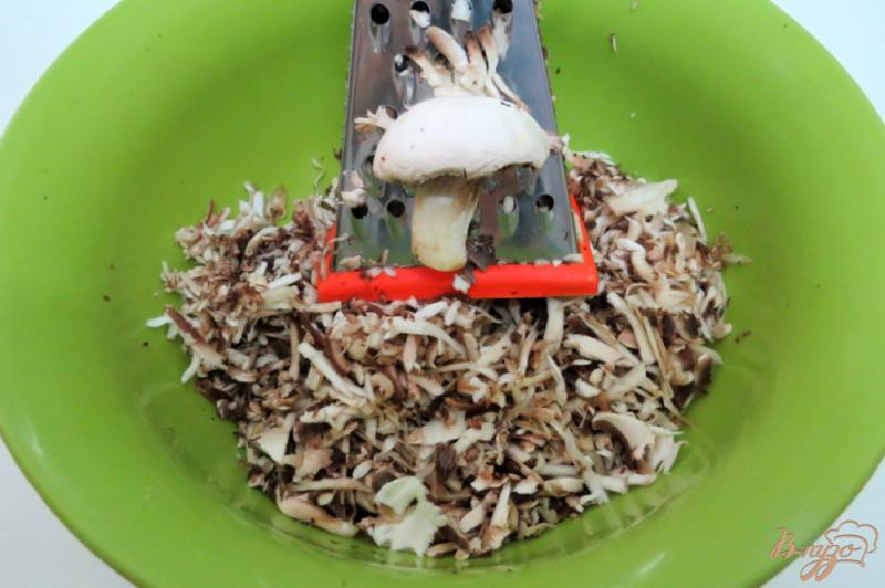 Фото приготовление рецепта: Соус грибной на основе бешамеля шаг №4
