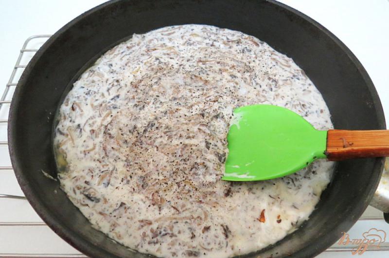 Фото приготовление рецепта: Соус грибной на основе бешамеля шаг №8