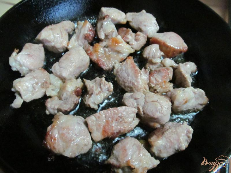 Фото приготовление рецепта: Тушеная свиная лопатка с восковой фасолью шаг №2