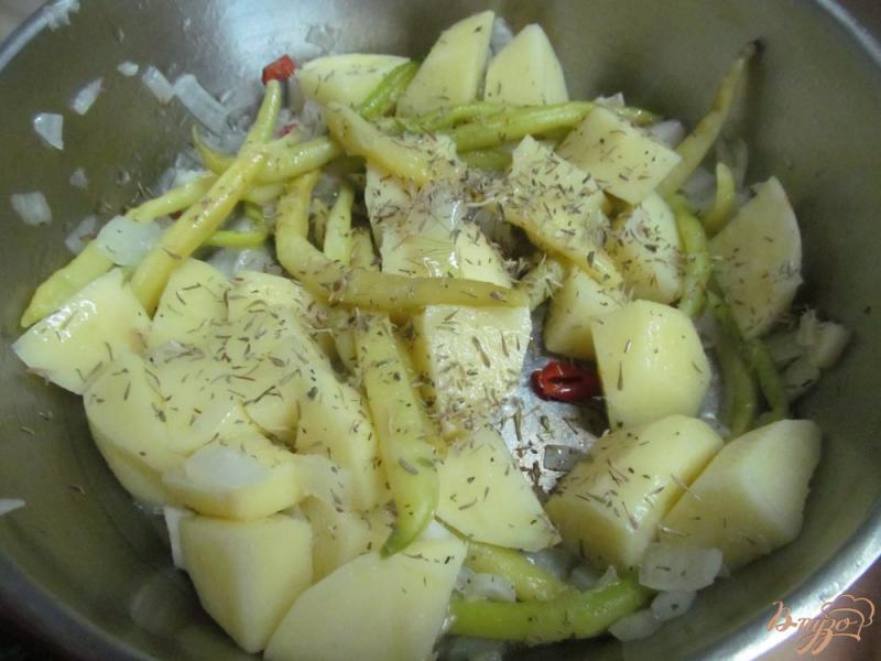 Фото приготовление рецепта: Тушеная свиная лопатка с восковой фасолью шаг №4