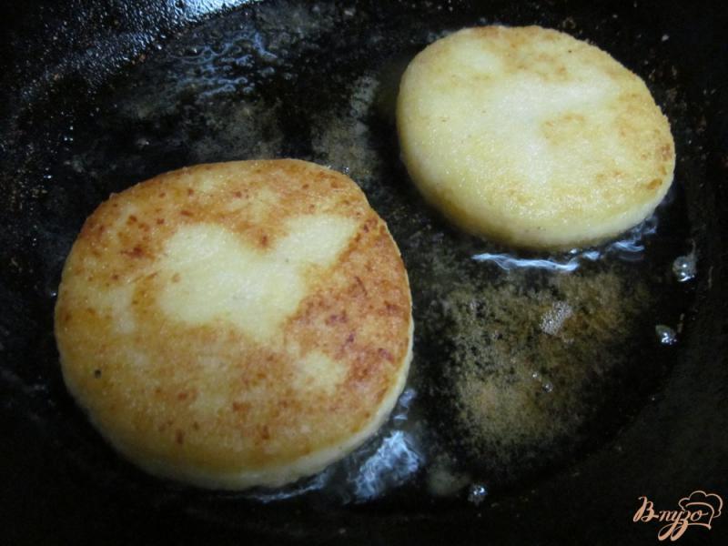 Фото приготовление рецепта: Фасоль с воздушными картофельными лепешками шаг №9