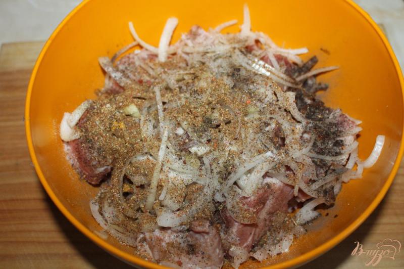 Фото приготовление рецепта: Свиной шашлык маринованный в темном пиве шаг №3