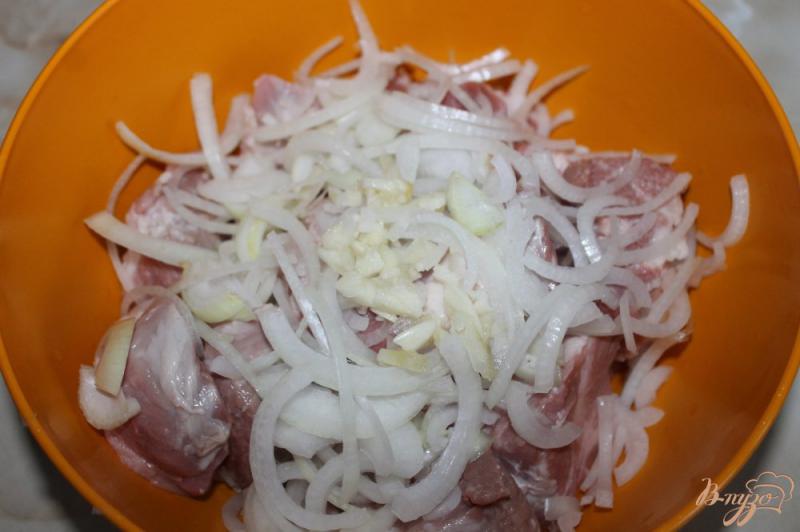 Фото приготовление рецепта: Свиной шашлык маринованный в темном пиве шаг №2