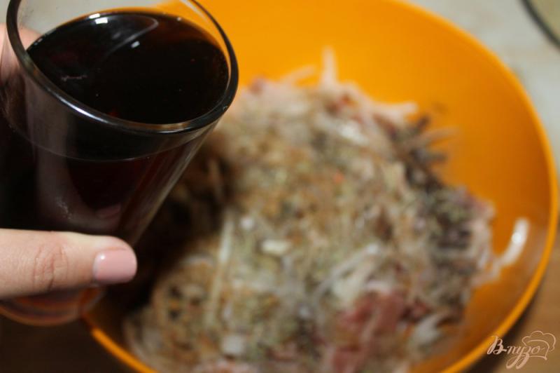 Фото приготовление рецепта: Свиной шашлык маринованный в темном пиве шаг №4