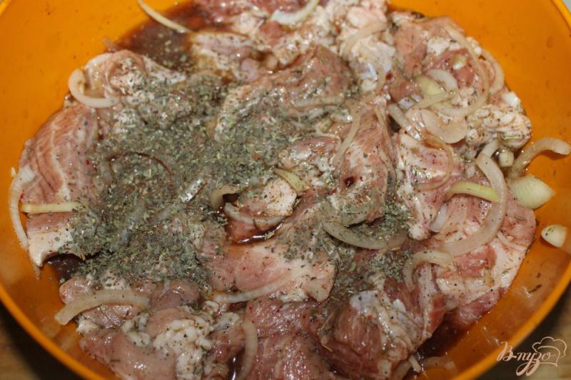 Фото приготовление рецепта: Свиной шашлык маринованный в темном пиве шаг №5