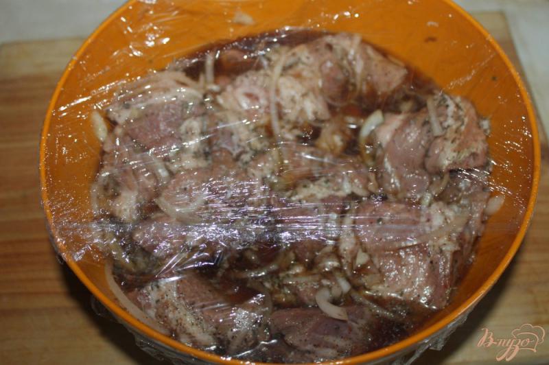 Фото приготовление рецепта: Свиной шашлык маринованный в темном пиве шаг №6