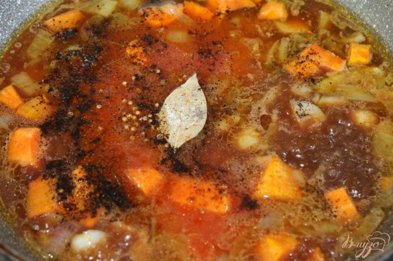 Фото приготовление рецепта: Пряный томатный соус с яблоком шаг №4