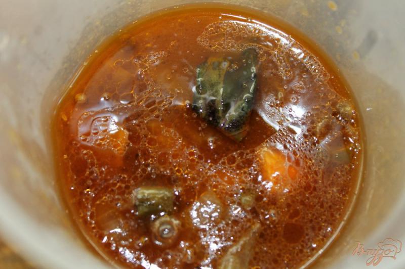 Фото приготовление рецепта: Пряный томатный соус с яблоком шаг №6