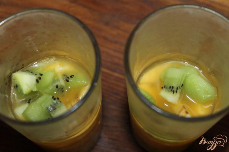 Фото приготовление рецепта: Апельсиново - йогуртовое желе с фруктами шаг №6