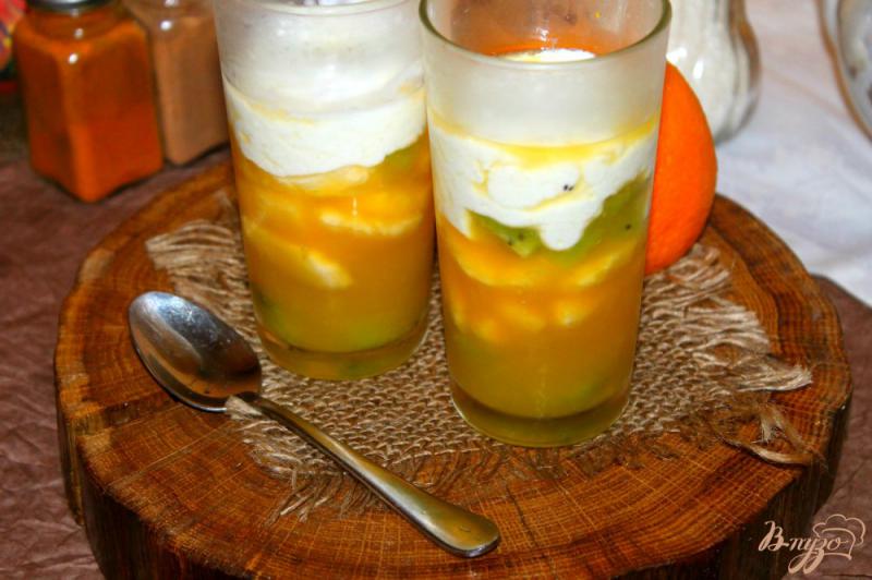 Фото приготовление рецепта: Апельсиново - йогуртовое желе с фруктами шаг №9