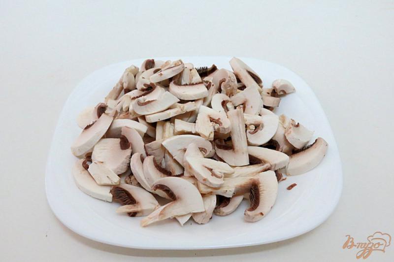 Фото приготовление рецепта: Курино грибной бульон с вермишелью шаг №5