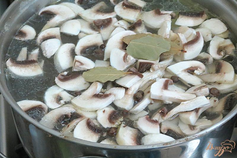 Фото приготовление рецепта: Курино грибной бульон с вермишелью шаг №7
