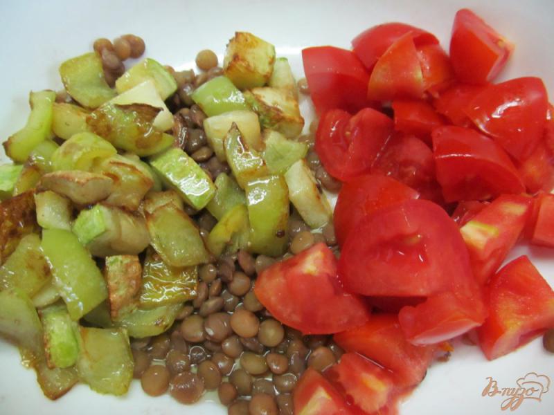 Фото приготовление рецепта: Салат из чечевицы и жареными овощами шаг №4