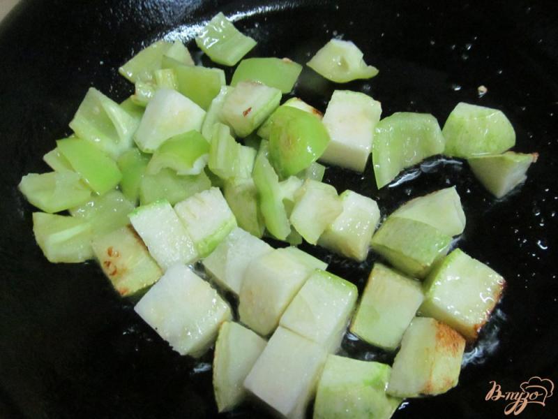 Фото приготовление рецепта: Салат из чечевицы и жареными овощами шаг №2