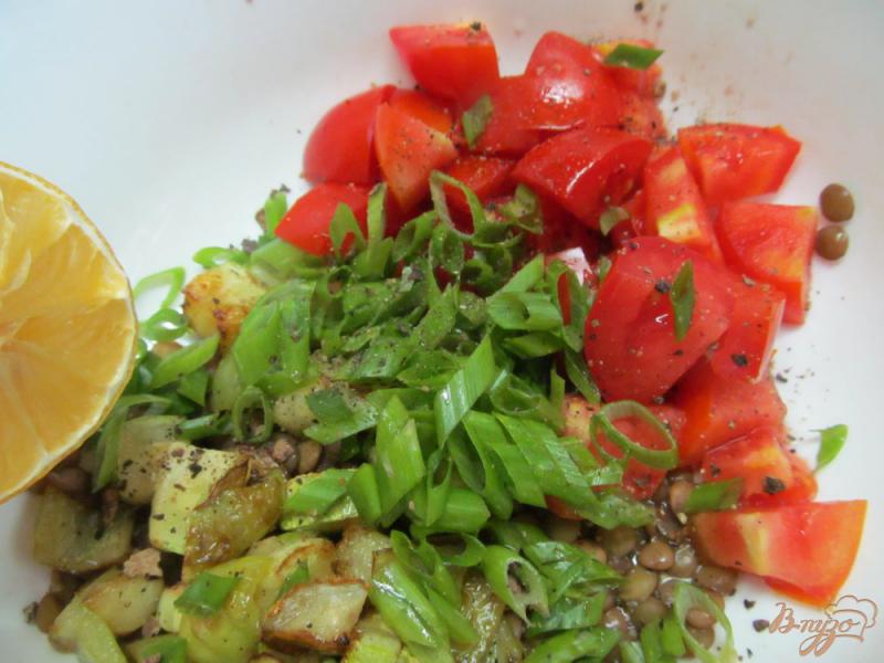 Фото приготовление рецепта: Салат из чечевицы и жареными овощами шаг №5