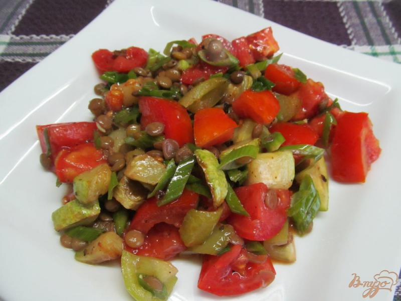 Фото приготовление рецепта: Салат из чечевицы и жареными овощами шаг №7